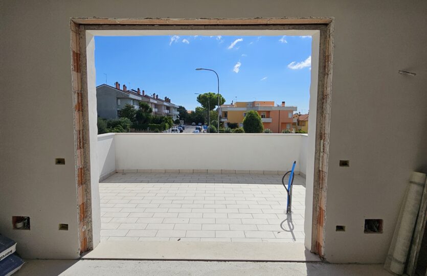 Vista dalla stanza verso la terrazza, nuova costruzione a Sirolo - San Lorenzo