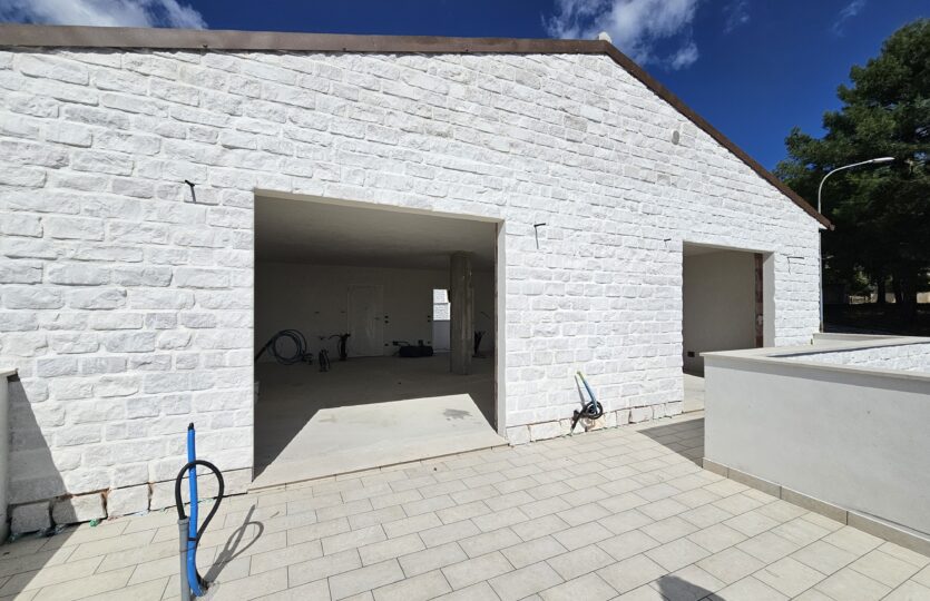 Esterno in pietra a vista, ingresso appartamento nuova costruzione a Sirolo