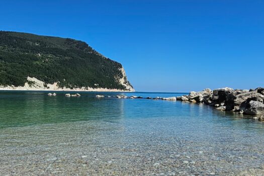 Vista del Monte Conero e del mare cristallino dalla spiaggia