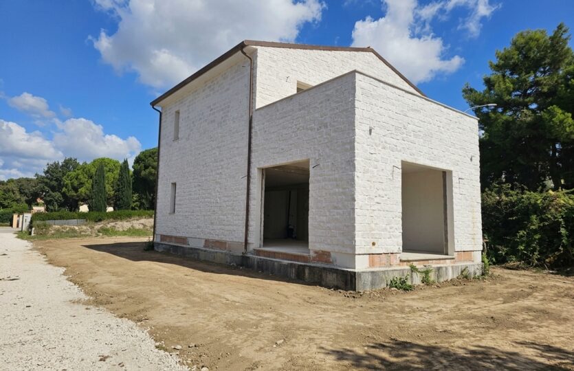 Facciata esterna in pietra bianca, nuova costruzione a Sirolo - San Lorenzo