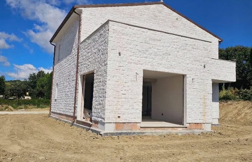Vista laterale della facciata in pietra, nuova costruzione a Sirolo - San Lorenzo