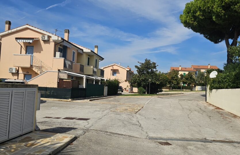 Strada con edifici residenziali vicino al complesso