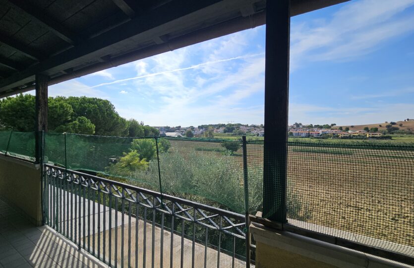Terrazza con parapetto e vista sul verde