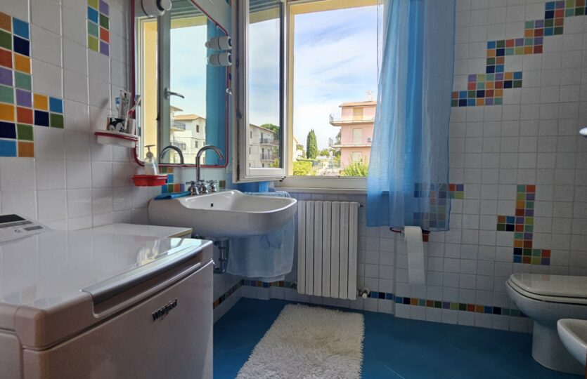 Bagno con finestra e mobile lavabo