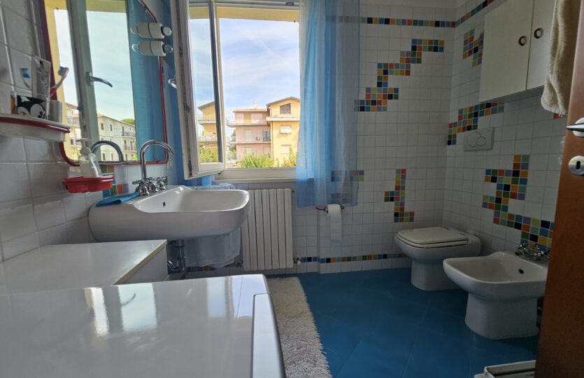 Bagno con finestra, lavabo e bidet