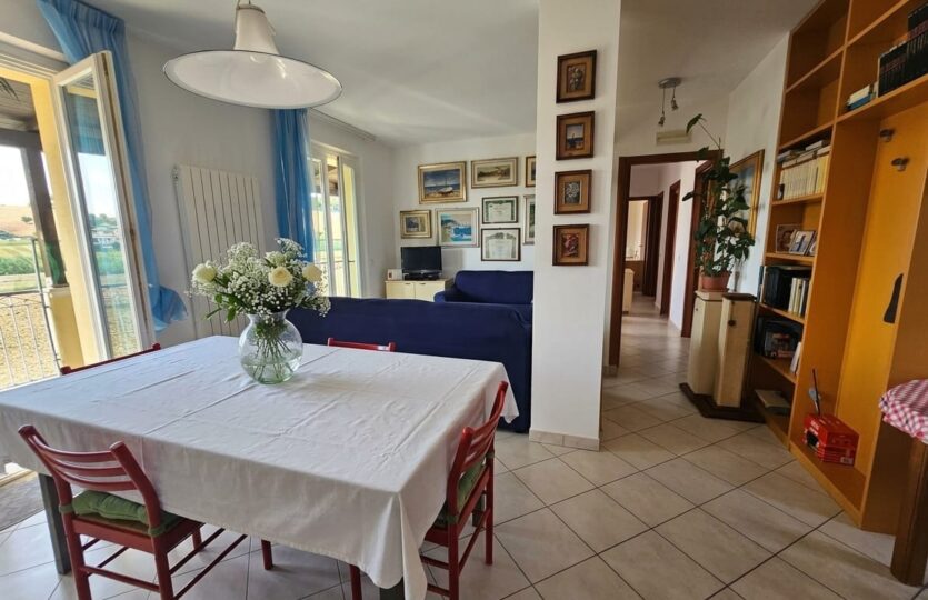 Soggiorno e zona pranzo con luce naturale
