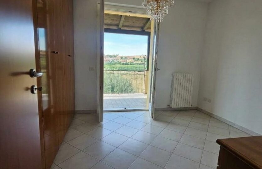 Camera con porta finestra verso la terrazza