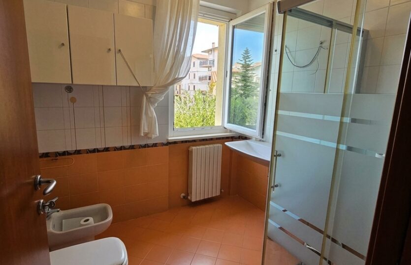 Bagno con doccia e sanitari, secondo angolo