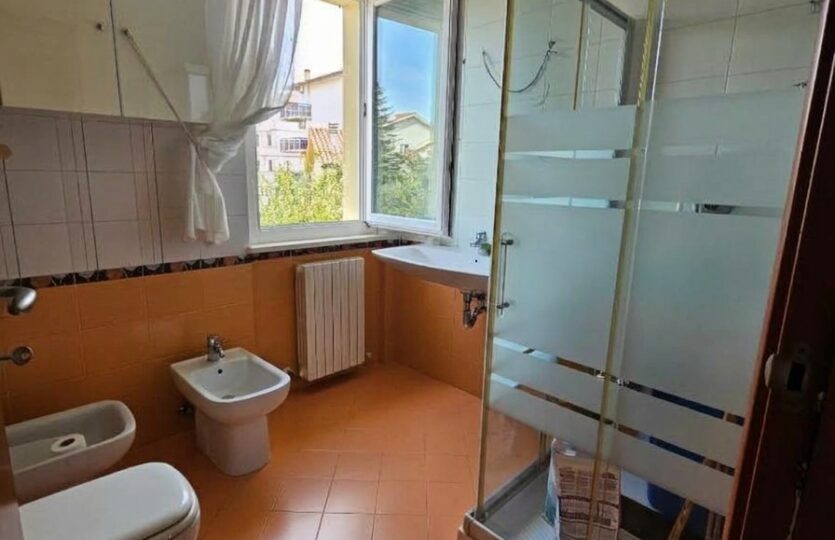 Bagno con box doccia, bidet e sanitari