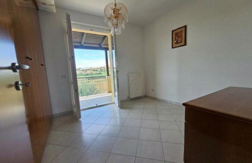 Camera con porta finestra e accesso alla terrazza