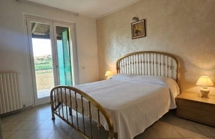 Camera da letto luminosa con finestra
