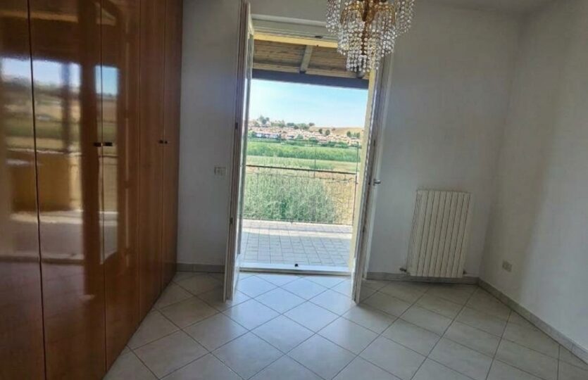 Camera doppia con porta finestra e luce naturale