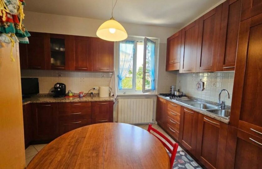 Cucina con mobili in legno e tavolo