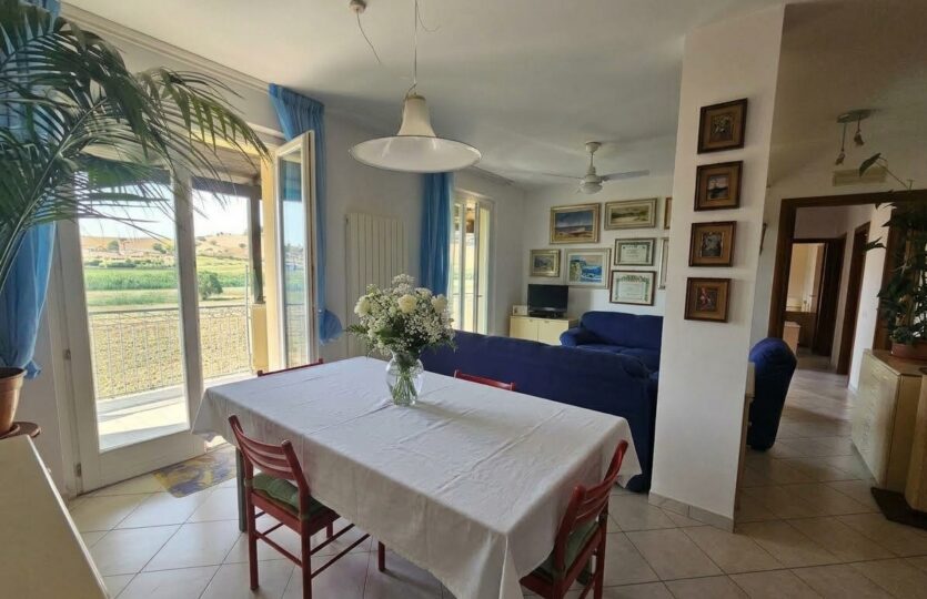 Soggiorno con tavolo da pranzo e divano blu
